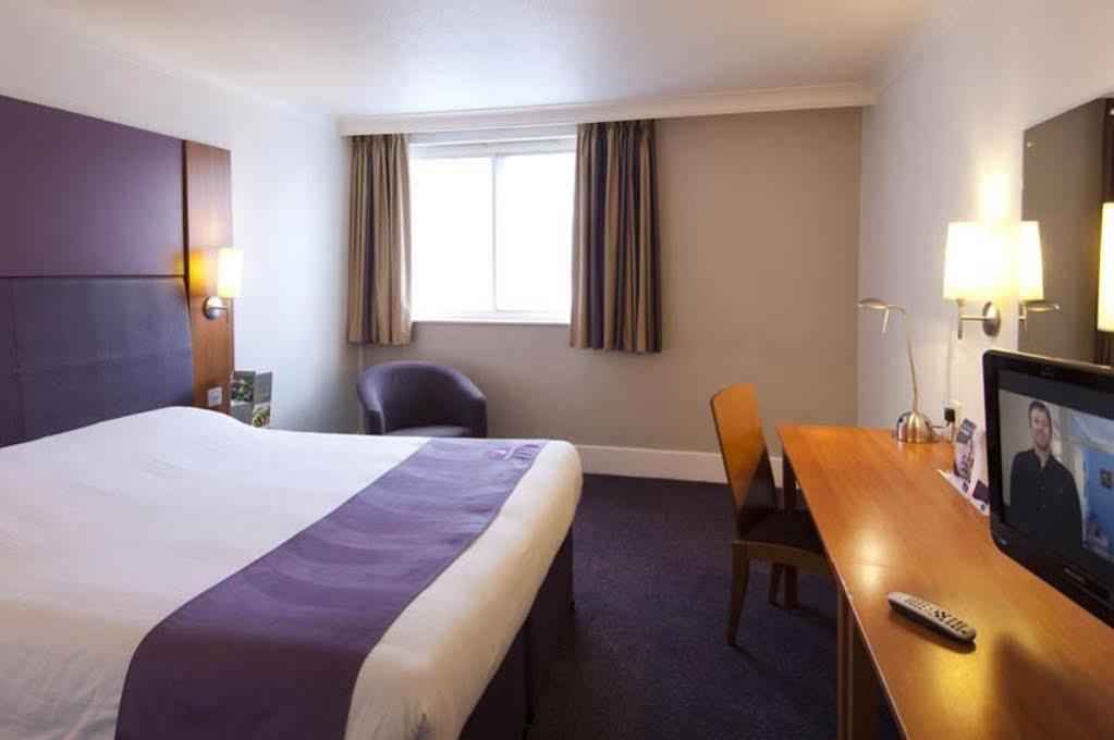 Premier Inn Брентвуд Экстерьер фото