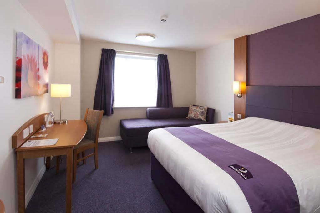 Premier Inn Брентвуд Экстерьер фото